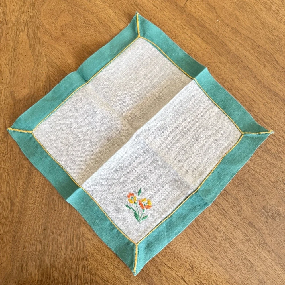 Vintage Set of 4 Linen Cocktail Napkins Cream Green Floral Embroidery 10x10 Sq